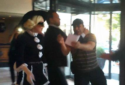 مرافق ليدي غاغا يعتدي على معجب ويطيحه أرضاً